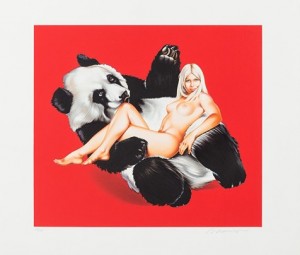 Pin Up Girl auf einem Panda, der die Tatze hebt, roter Hintergrund